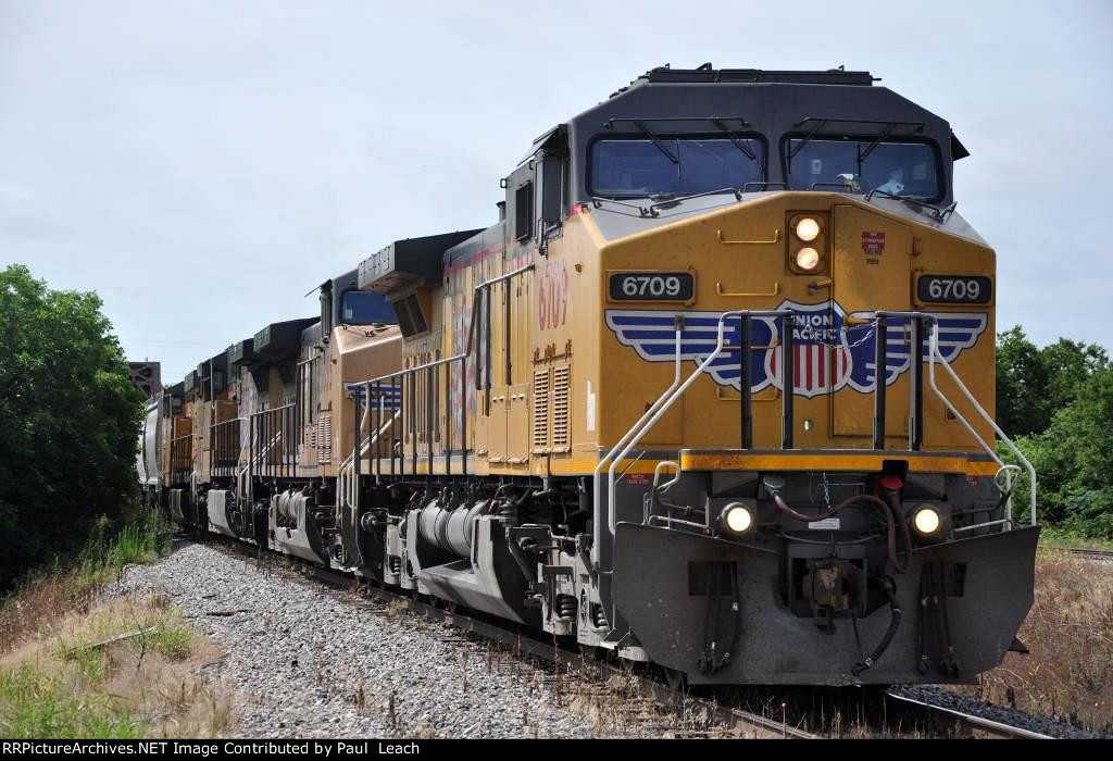 Westbound manifest approaches the junction